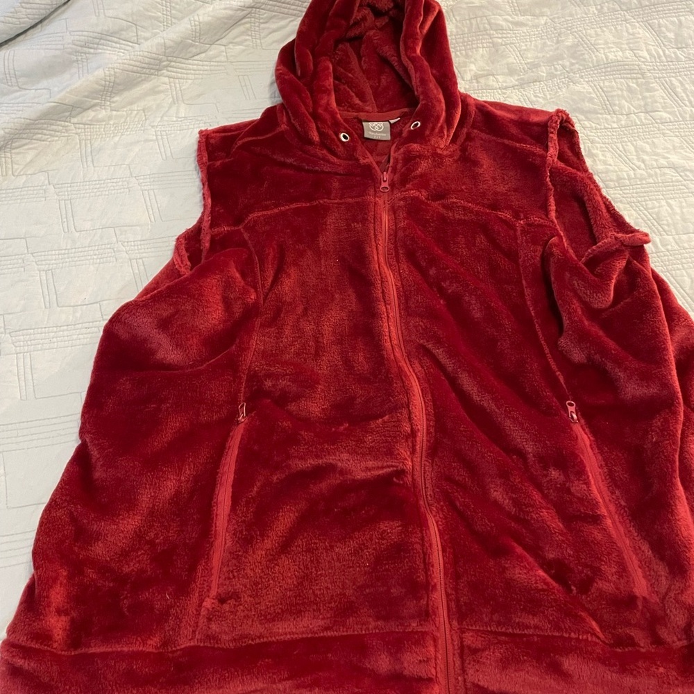 Daisy Fuentes Plush Hooded Vest in Burgundy red